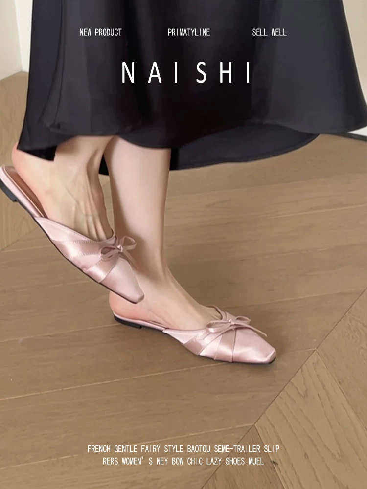 Phiên bản da cừu! Dép nửa kín mũi kiểu Pháp bằng chất liệu satin màu hồng nhạt có nơ, thích hợp phối với váy, dép bệt dành cho nữ.