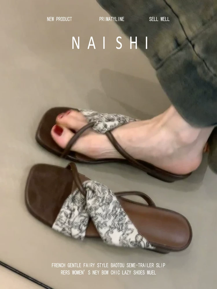 Phiên bản da cừu! Dép sandal nữ đế thô mũi vuông kiểu retro, thiết kế thời trang, quai chéo, kiểu dáng xu hướng, dễ mang.
