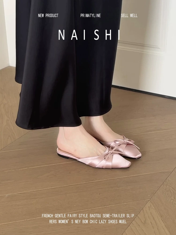 Phiên bản da cừu! Dép nửa kín mũi kiểu Pháp bằng chất liệu satin màu hồng nhạt có nơ, thích hợp phối với váy, dép bệt dành cho nữ.