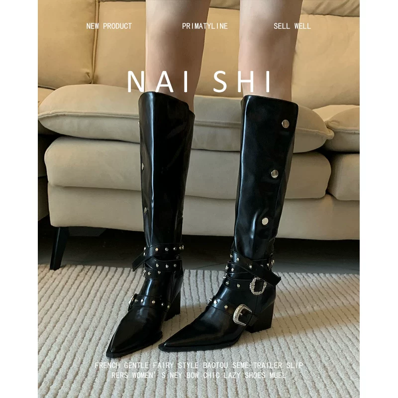 Phiên bản da cừu! Giày bốt hiệp sĩ phong cách Punk có đinh tán, khóa thắt lưng, giày cao gót dài dành cho nữ, giày cao bồi mũi nhọn kiểu miền Tây với gót dày.