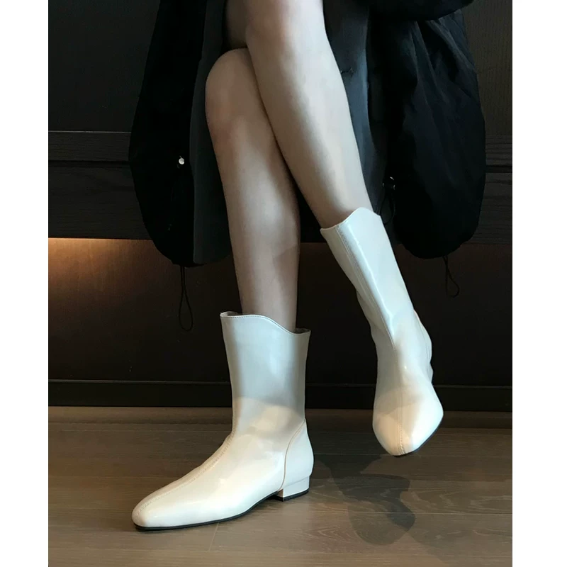 Phiên bản da cừu! Giày bốt cổ ngắn màu trắng thời trang phong cách Hàn Quốc dành cho nữ với gót dày, thiết kế cổ điển kiểu Pháp, mũi vuông kiểu Martin.