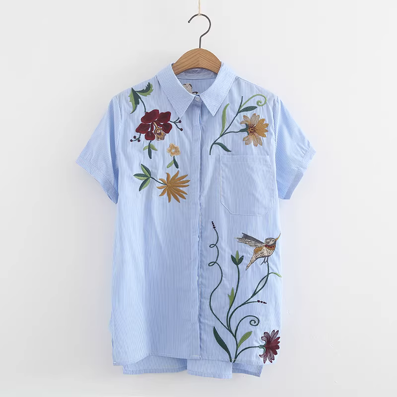 Áo sơ mi nữ cotton kẻ sọc dọc tay ngắn cổ trụ thêu hoa nặng, mùa hè 2024, Dream Box