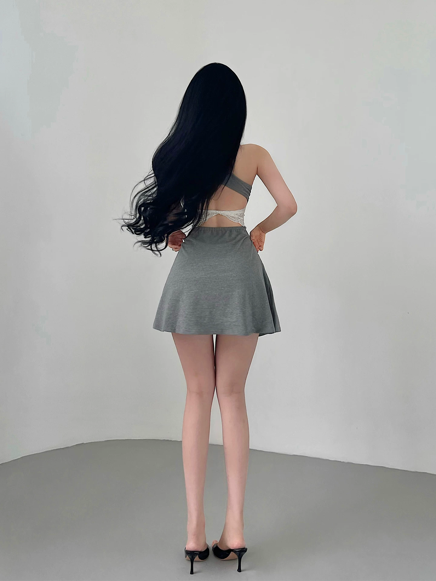 YoungGirlDay khao khát thuần khiết, váy ren gợi cảm hở lưng, ôm eo, váy ngắn có miếng đệm ngực.