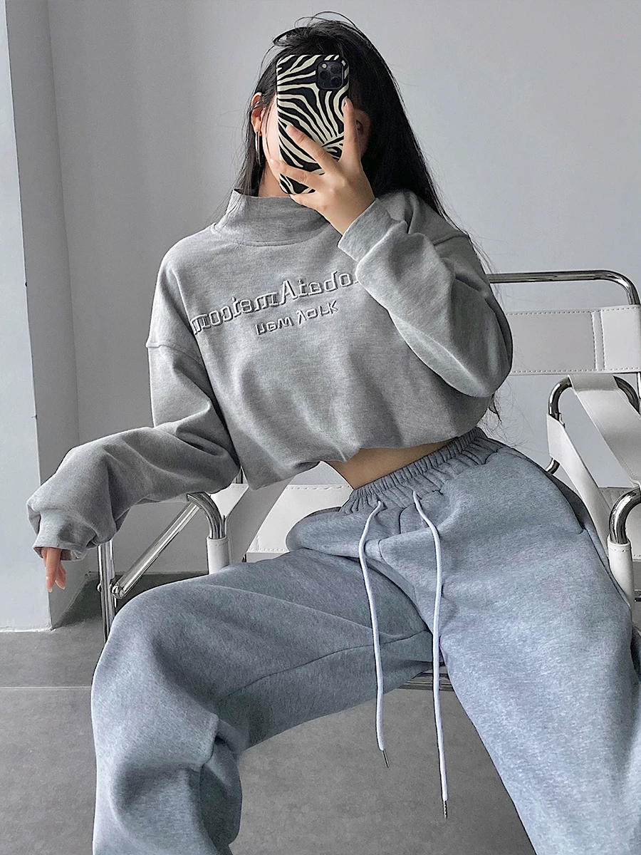 Áo len chui đầu ngắn thêu chữ phong cách đường phố châu Âu và Mỹ của YoungGirlDay có tác dụng thon gọn eo.