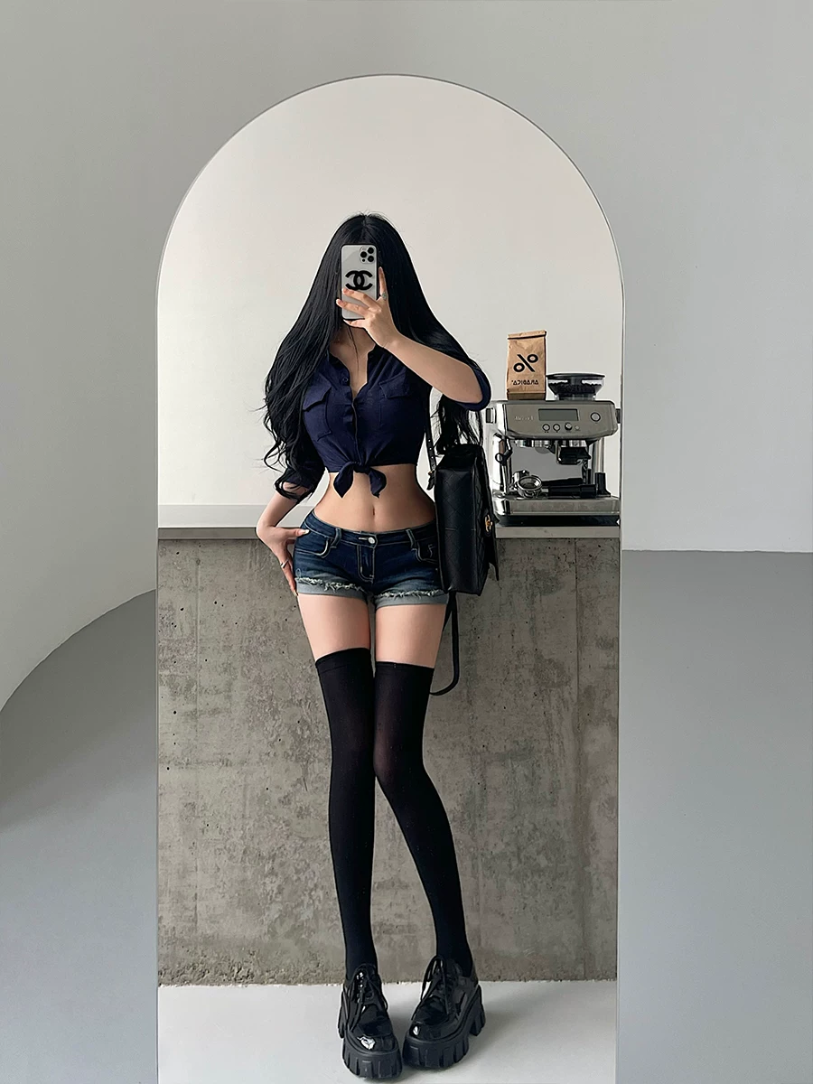 YoungGirlDay Quần short denim bó sát eo thấp gợi cảm theo phong cách truyện tranh Hàn Quốc với các đường viền sờn giúp chân trông dài hơn, quần short gợi cảm dành cho nữ.