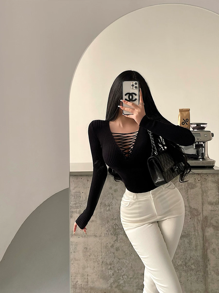 YoungGirlDay phong cách thuần khiết gợi cảm áo dệt kim dài tay ôm sát ngực khoét lỗ gợi cảm