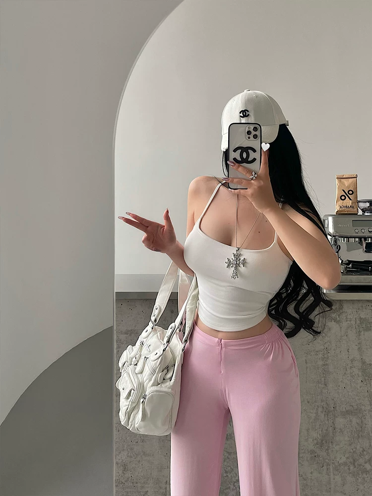 Áo crop top ngắn ôm sát gợi cảm YoungGirlDay với thiết kế lưng khoét và có đệm ngực tích hợp.