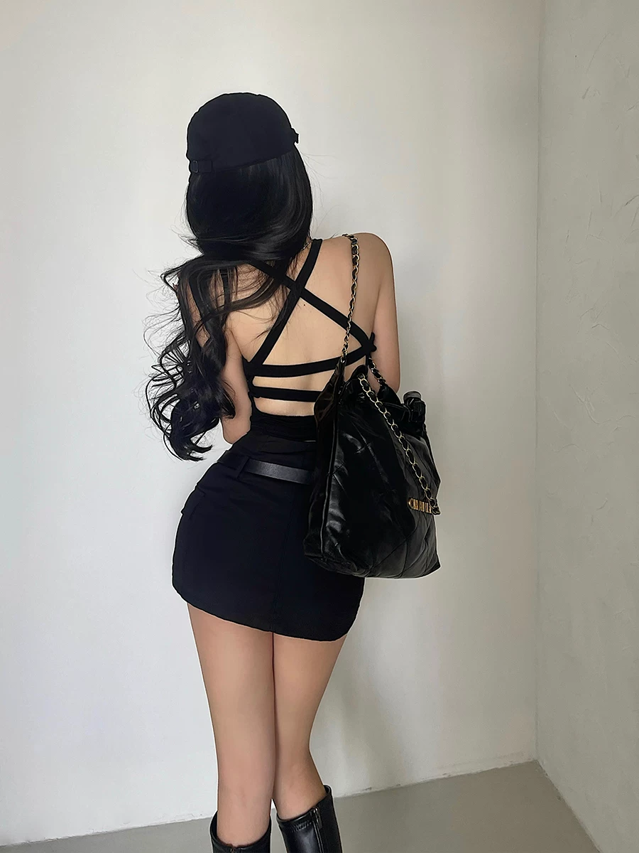 YoungGirlDay áo crop top ngắn không tay, ôm sát, hở lưng, có dây buộc chéo, gợi cảm