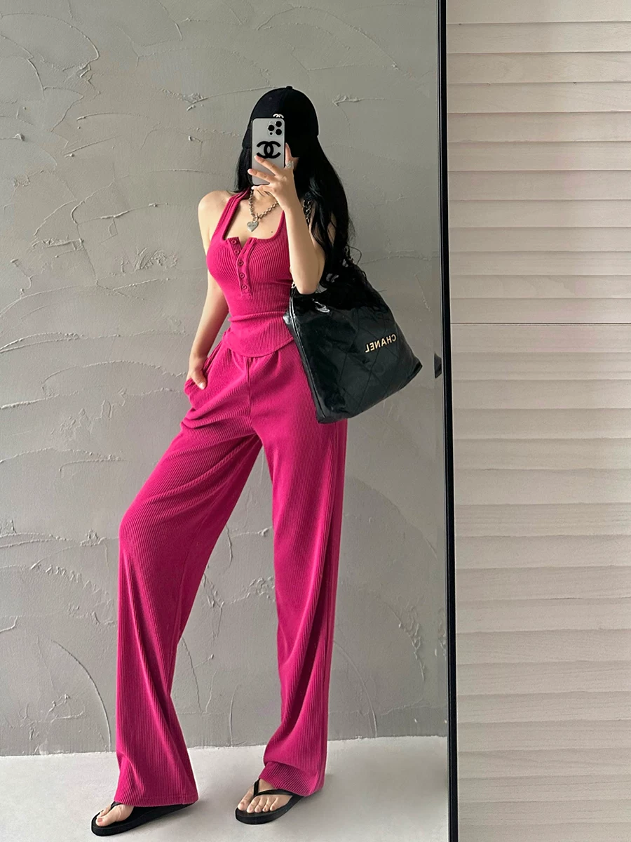 Bộ đồ nữ phong cách hot girl gợi cảm, áo quây không lưng, quần dài lưng cao, dáng rộng, thoải mái.