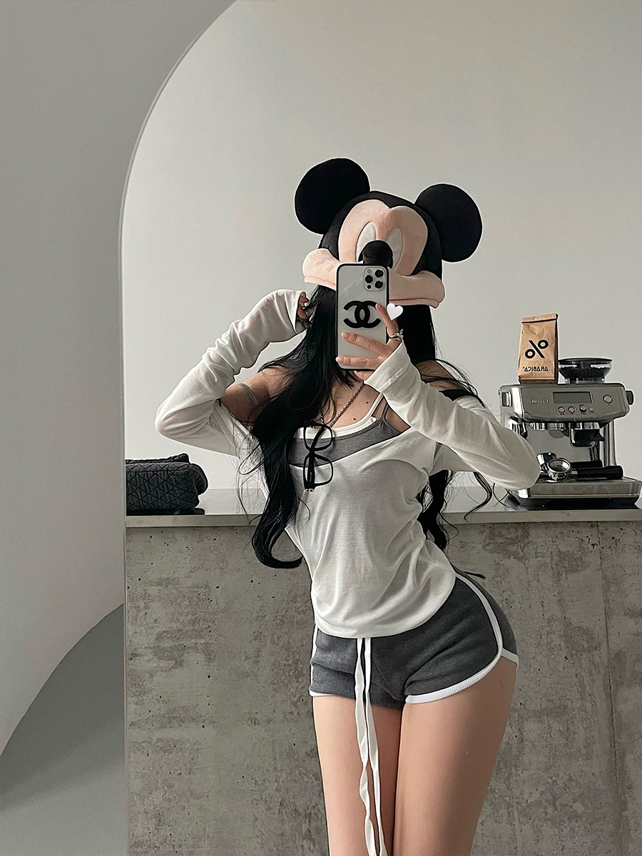 Bộ đồ hai mảnh YoungGirlDay pure Desire gồm áo hai dây có đệm, áo khoác tay dài, quần short cạp cao có dây rút.