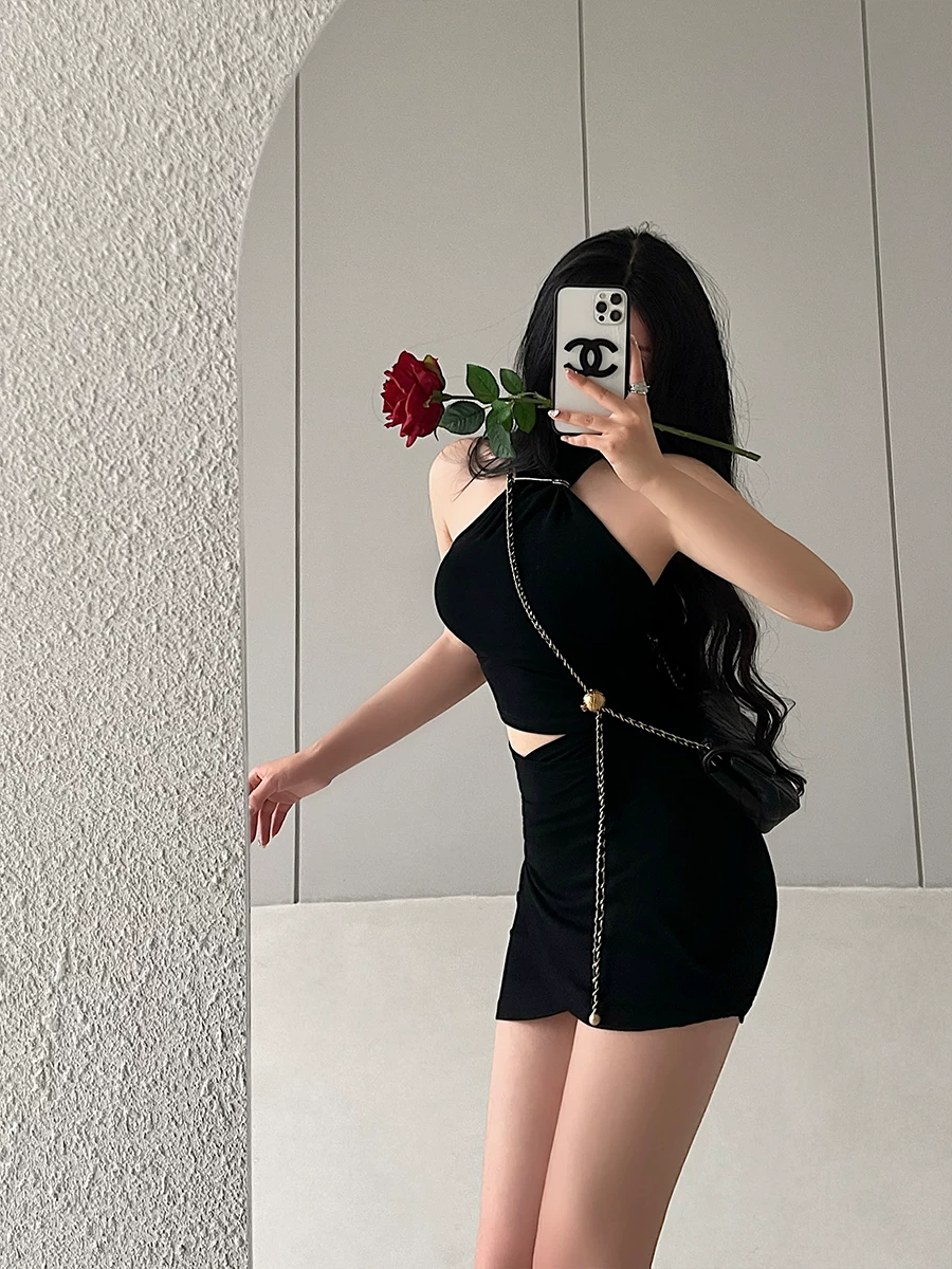 Bộ trang phục gợi cảm gồm áo crop top ngắn xếp ly không tay và chân váy ngắn ôm sát cao eo dành cho ngày hội thiếu nữ.