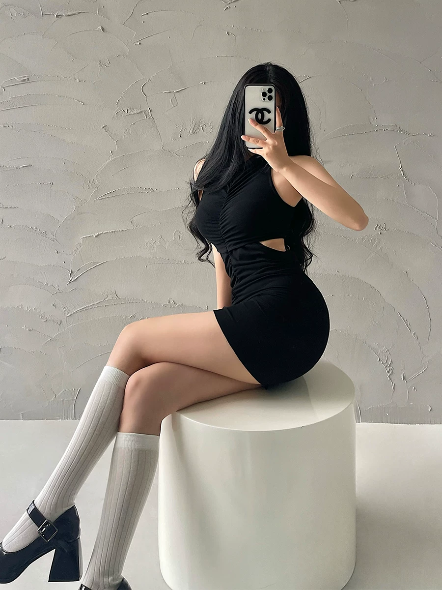 YoungGirlDay phong cách hot girl gợi cảm, ôm sát, xếp ly, hở eo, không tay, váy ôm sát, váy ngắn