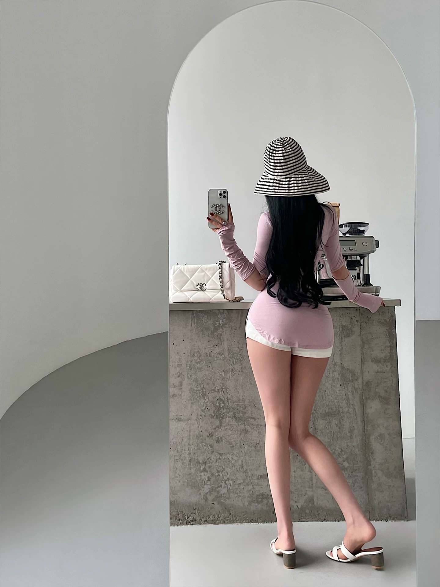 YoungGirlDay phong cách thuần khiết gợi cảm cổ tròn có đệm vai ôm vừa vặn cut-out tay dài ôm sát váy ngắn