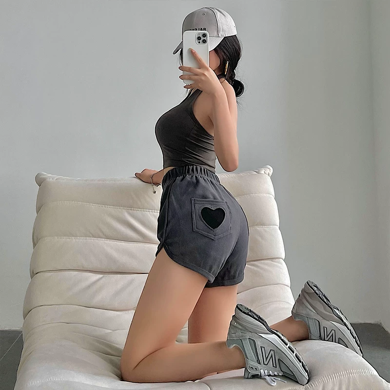 Quần short nữ YoungGirlDay 2025 cạp cao, tôn dáng, thêu hình trái tim ở túi sau, phong cách thể thao năng động.