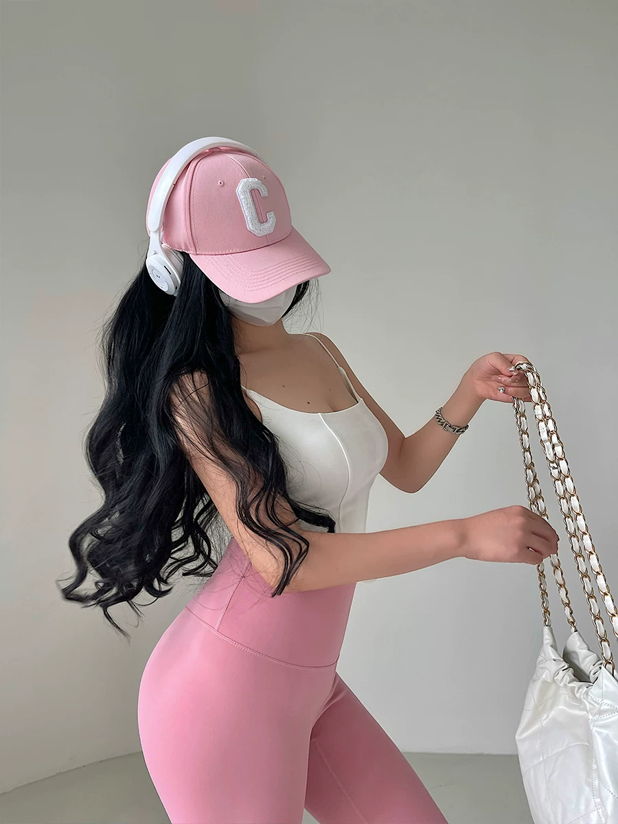 Áo hai dây ôm sát kiểu dáng gợi cảm, thiết kế xương cá, vạt cong, phong cách YoungGirlDay thuần khiết quyến rũ.