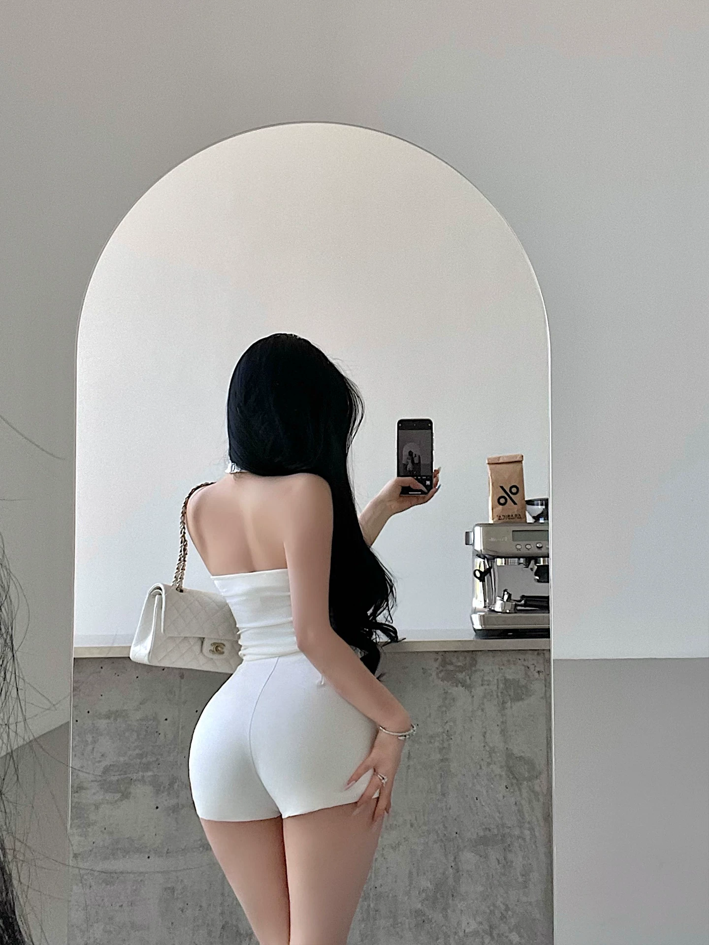Áo hai dây ôm sát gợi cảm YoungGirlDay, thiết kế lưng trần, có mút ngực tích hợp và phối lưới, kiểu cổ halter.