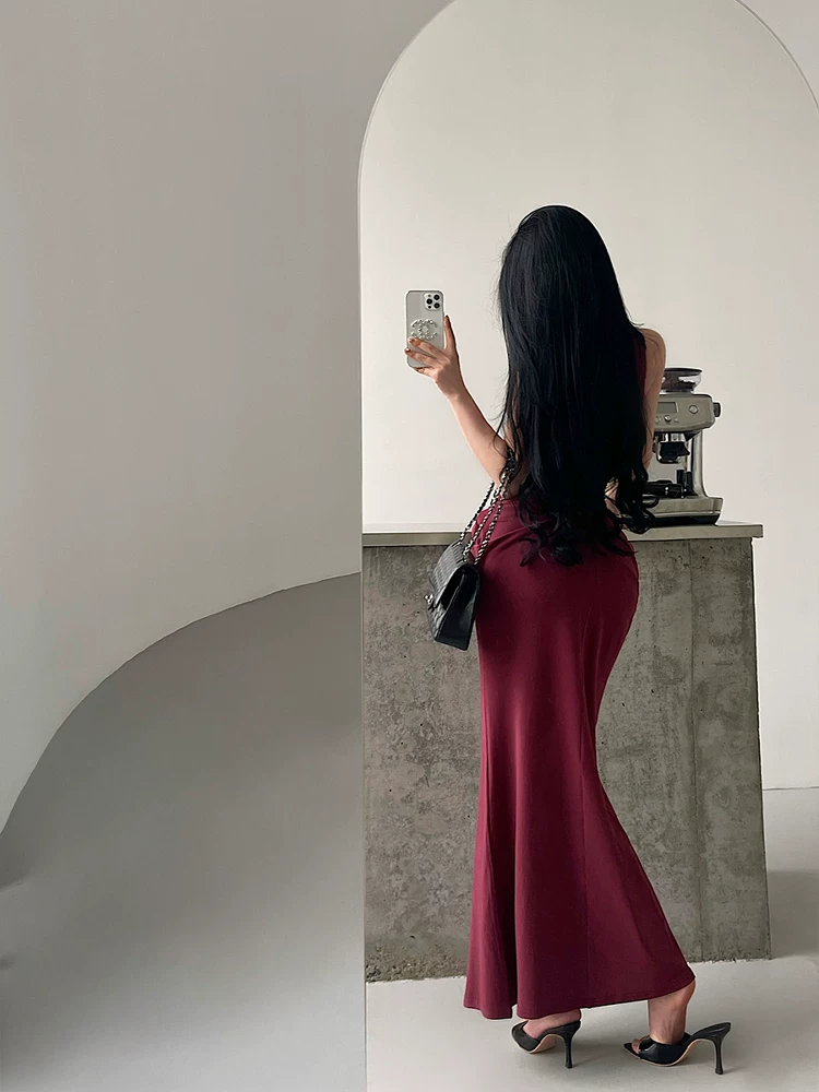 Váy ôm eo, xếp ly, kiểu dáng đồng hồ cát gợi cảm của YoungGirlDay Kardashian, có dây đeo và chân váy dài.