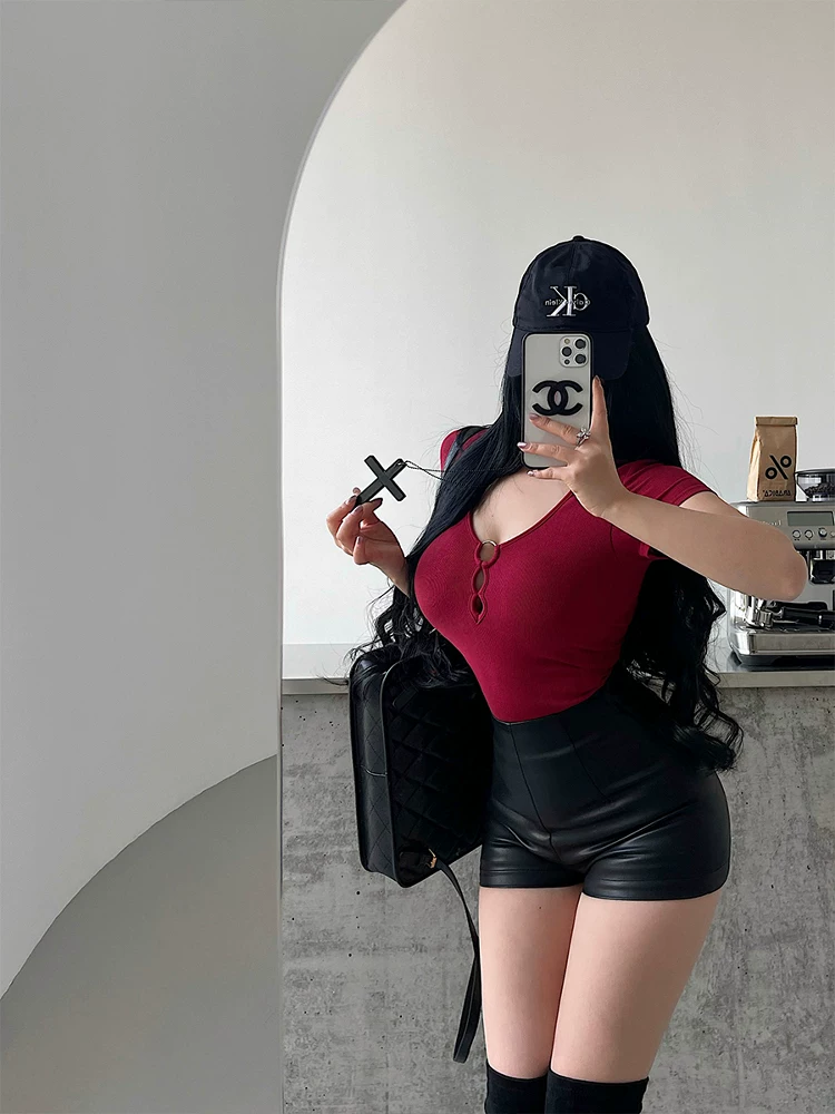 Áo thun bodysuit tay ngắn ôm sát cổ chữ V khoét rỗng gợi cảm YoungGirlDay có đệm ngực tích hợp.
