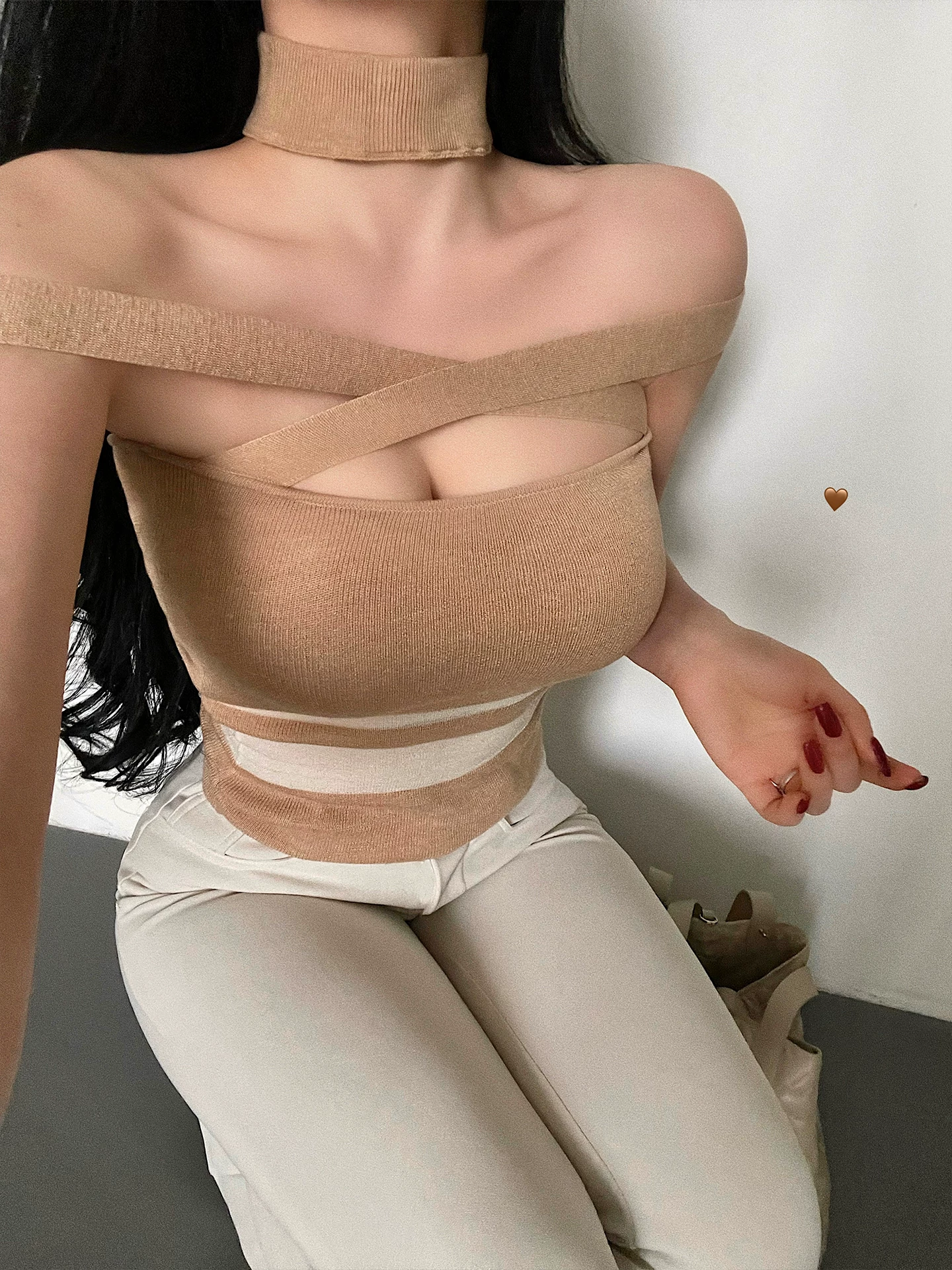 YoungGirlDay phong cách trưởng thành, khao khát thuần khiết, gợi cảm, áo dệt kim thắt dây chéo khoét lỗ, phối màu, giúp thon gọn vòng eo