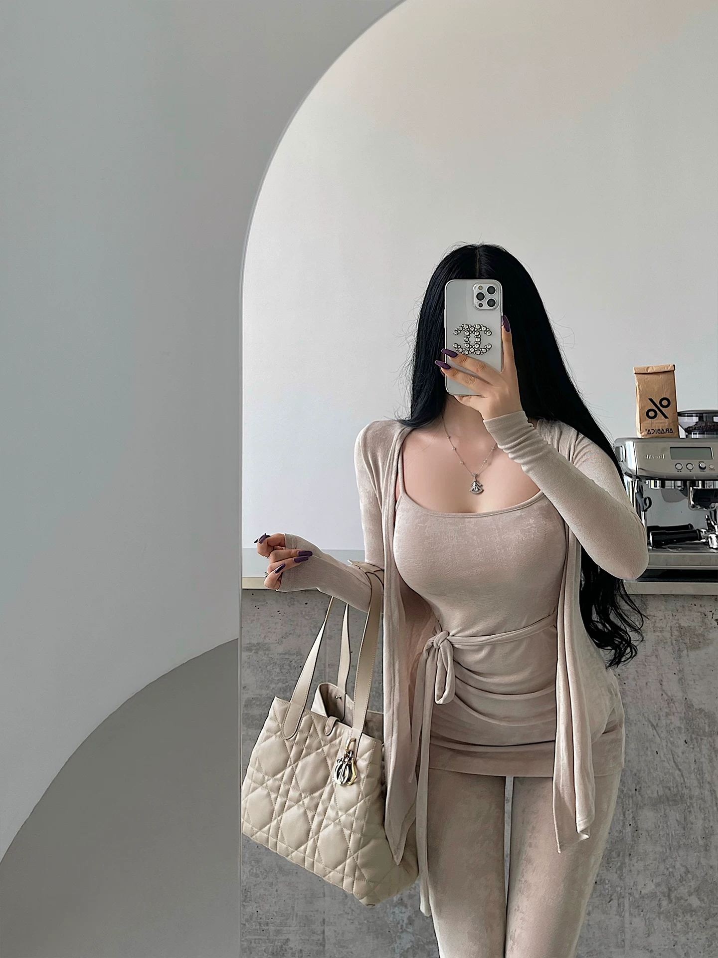 Bộ đồ nữ phong cách trưởng thành, gợi cảm, gồm áo camisole ren buộc dây, áo cardigan tay dài, quần dài cạp cao.