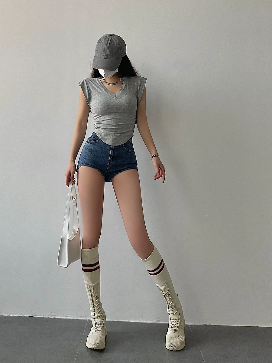 Quần short denim hình vòng cung không đều, cạp cao, gợi cảm của YoungGirlDay, khoe đôi chân dài và che hông.