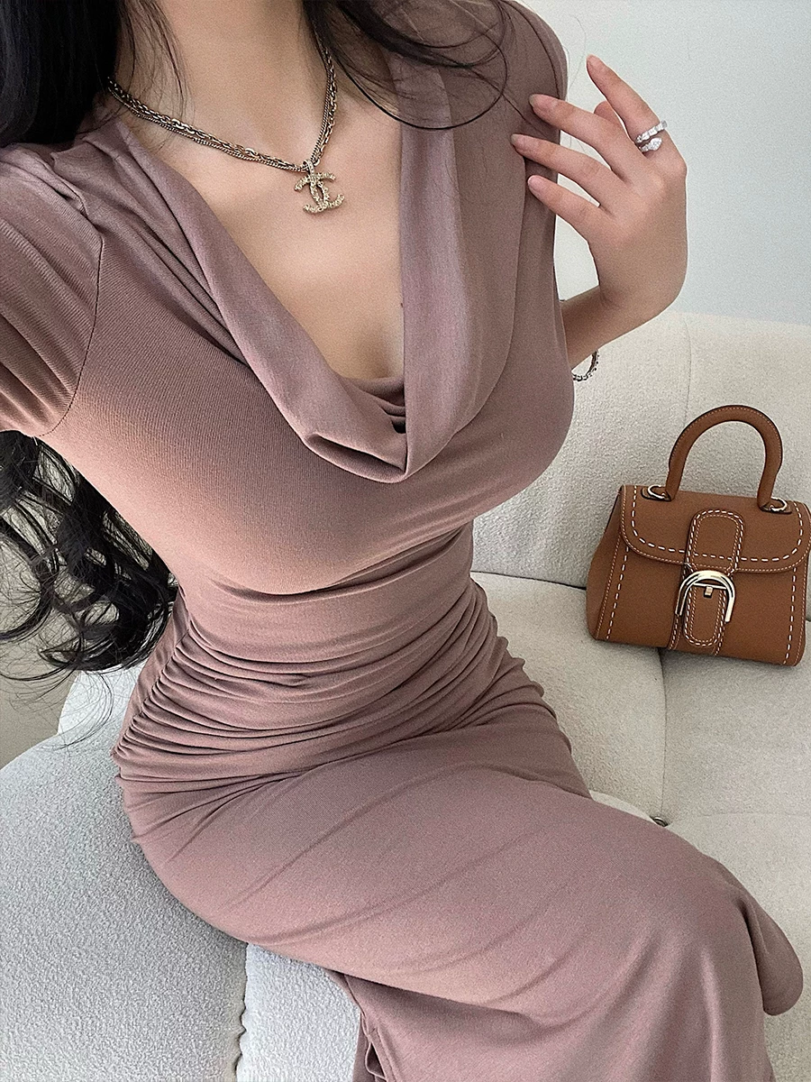 Váy ôm sát dáng dài vừa phải, cổ xòe gợi cảm, eo thon, xếp ly, xẻ tà, phong cách YoungGirlDay thuần khiết quyến rũ.