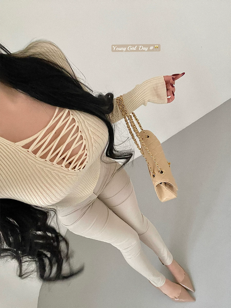 YoungGirlDay phong cách thuần khiết gợi cảm áo dệt kim dài tay ôm sát ngực khoét lỗ gợi cảm