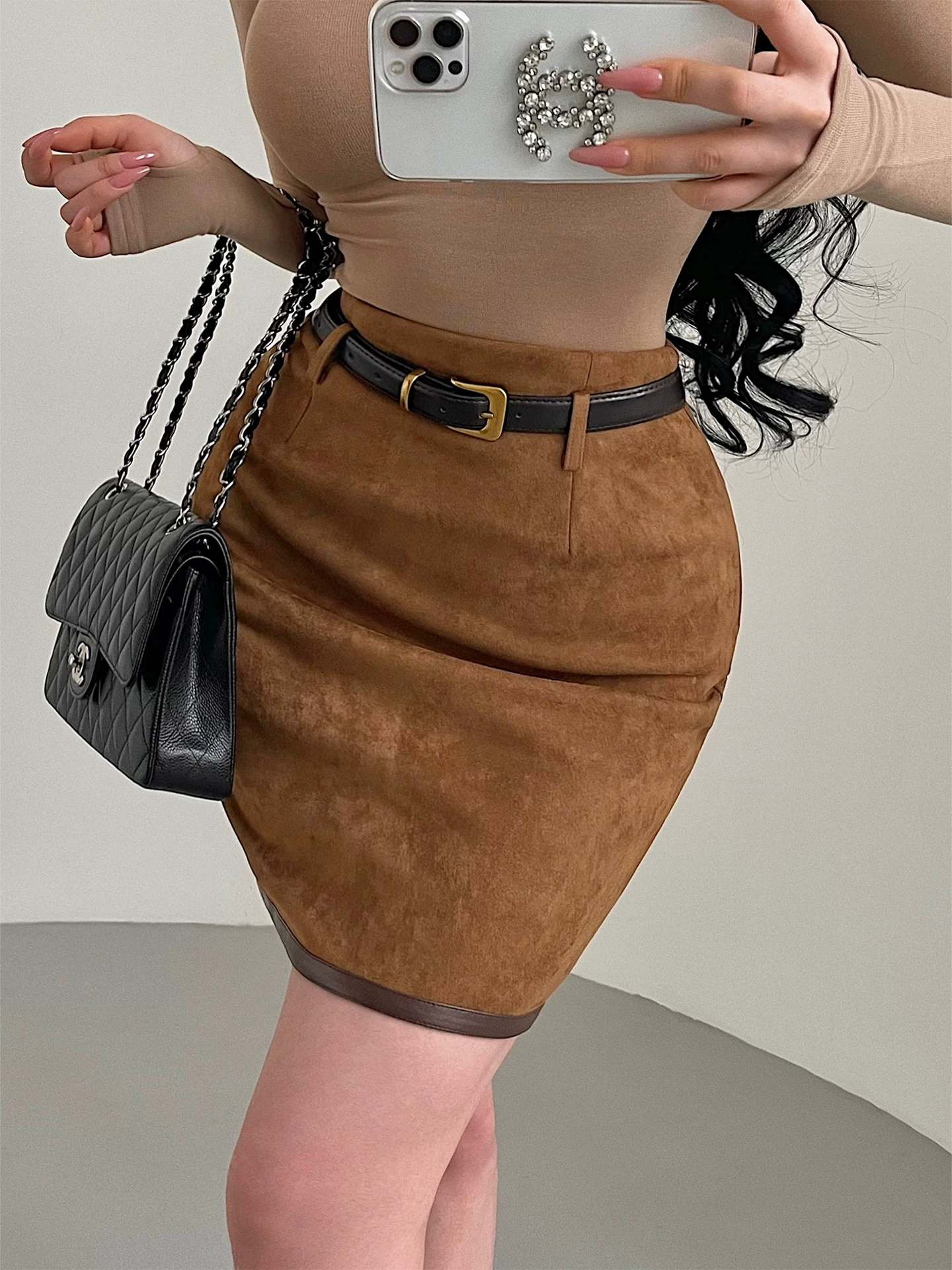 YoungGirlDay Váy ôm hông bằng da lộn dài vừa phải, cạp cao gợi cảm, có đường xẻ phía sau và thắt lưng.