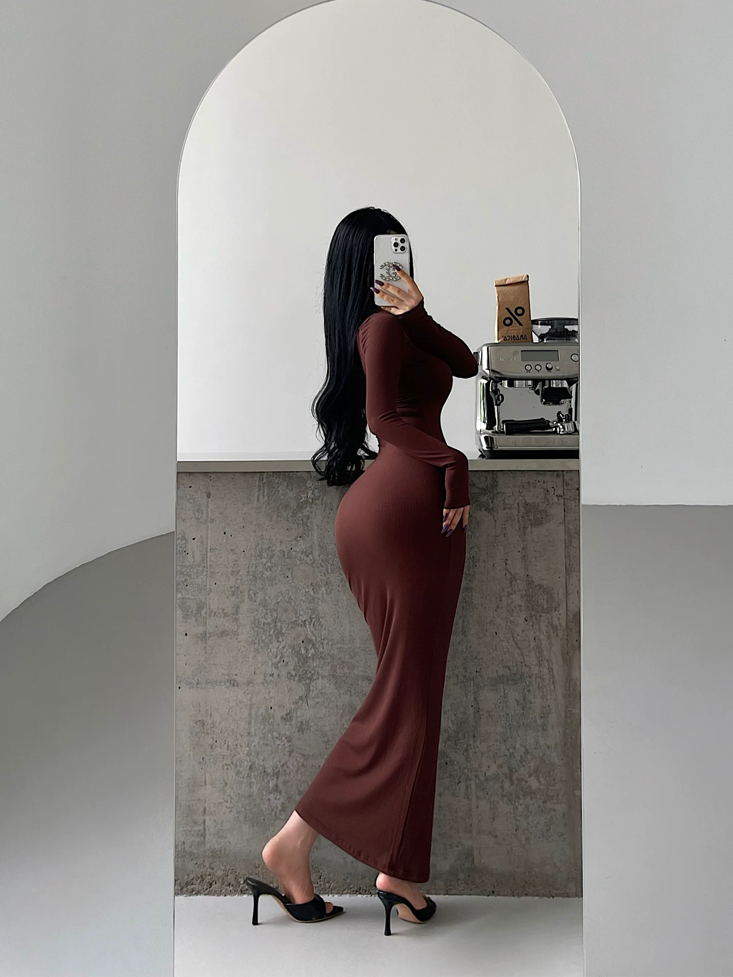YoungGirlDay Kardashian Váy ôm sát eo dài tay, cổ chữ V gợi cảm, ôm sát eo.