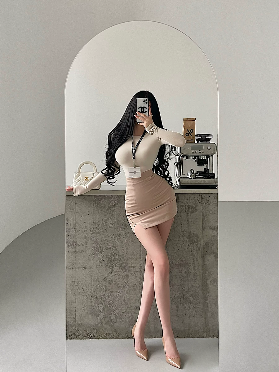 YoungGirlDay Phong cách Hàn Quốc thuần khiết gợi cảm OL váy ngắn ôm sát eo cao, xẻ tà chống lộ hàng.