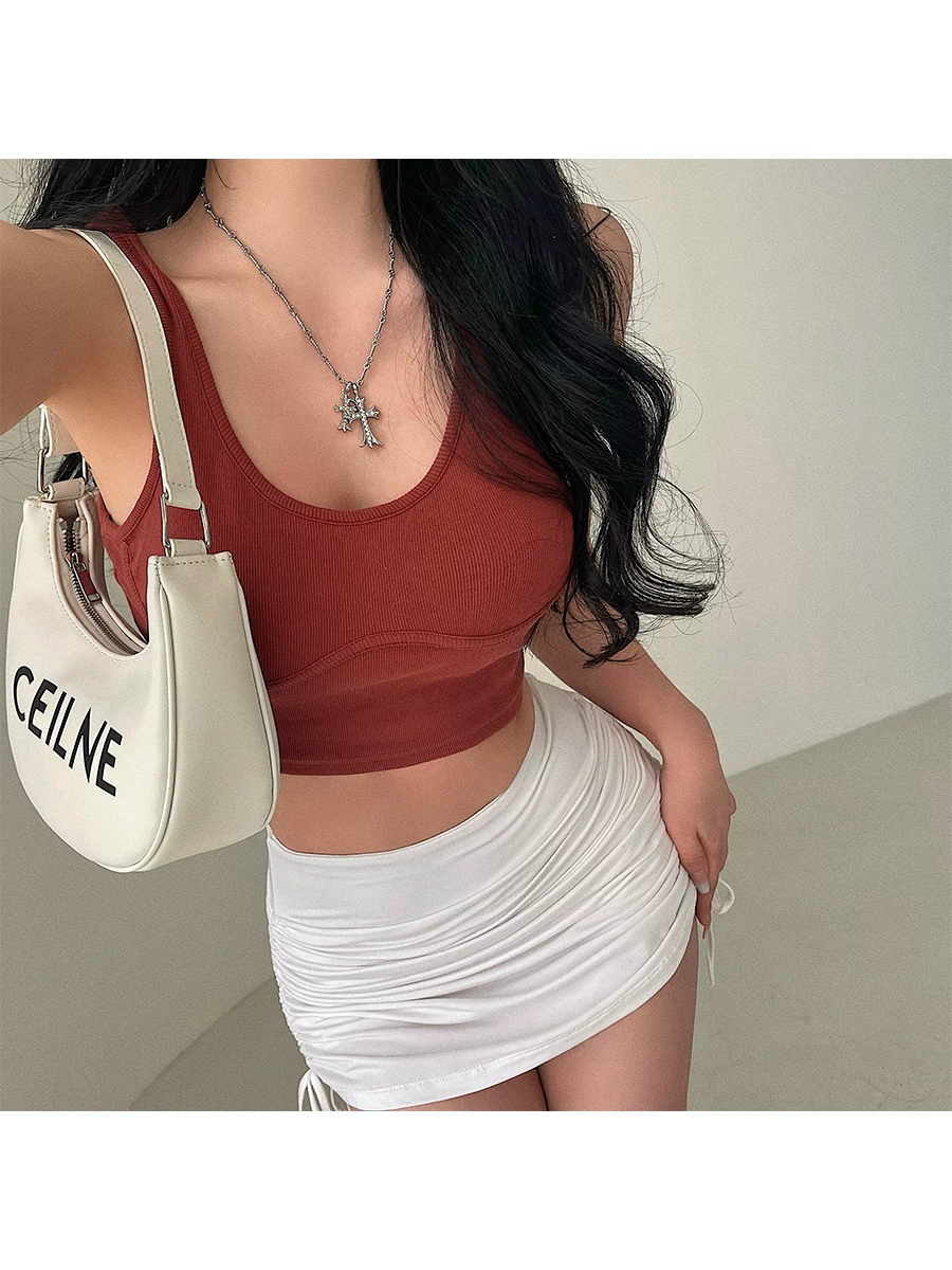 Áo crop top ngắn bó sát gợi cảm, tôn dáng, không tay, kiểu camisole dành cho nữ giới trẻ.