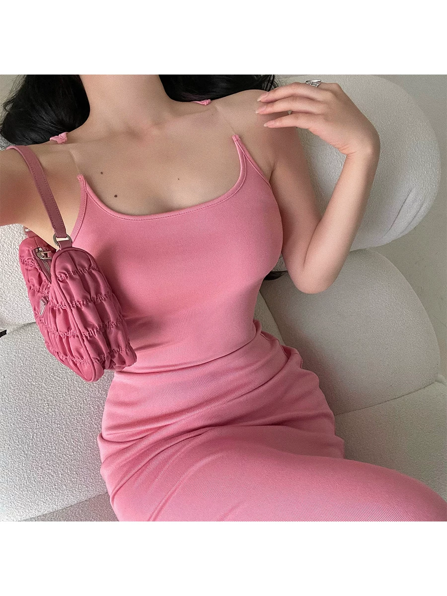 Đầm liền thân ôm sát gợi cảm phong cách YoungGirlDay, thiết kế dây đeo vai tàng hình, dáng dài.
