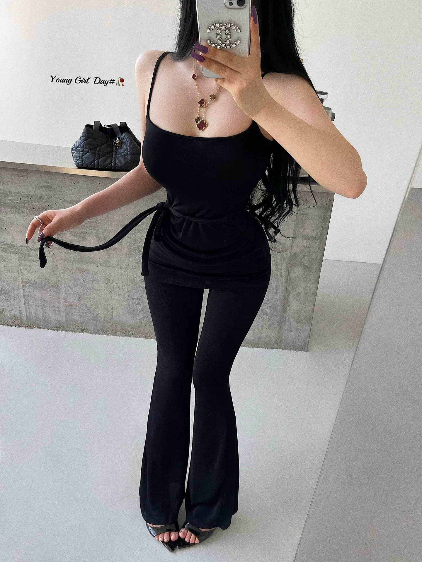 Bộ đồ nữ phong cách trưởng thành, gợi cảm, gồm áo camisole ren buộc dây, áo cardigan tay dài, quần dài cạp cao.