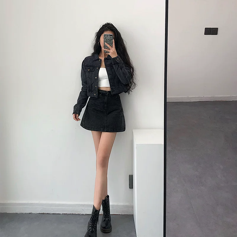 Áo khoác denim ngắn kiểu dáng ôm sát, màu xám khói, phong cách retro Âu Mỹ, đã qua xử lý làm cũ và tạo hiệu ứng xước của YoungGirlDay