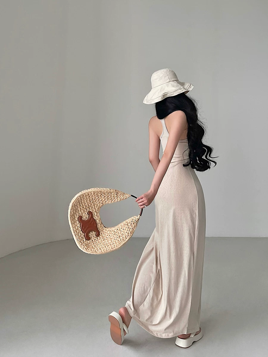YoungGirlDay khao khát sự gợi cảm thuần khiết, chiếc váy dài kiểu dây đeo spaghetti ôm sát eo, kiểu dáng ôm sát cơ thể.