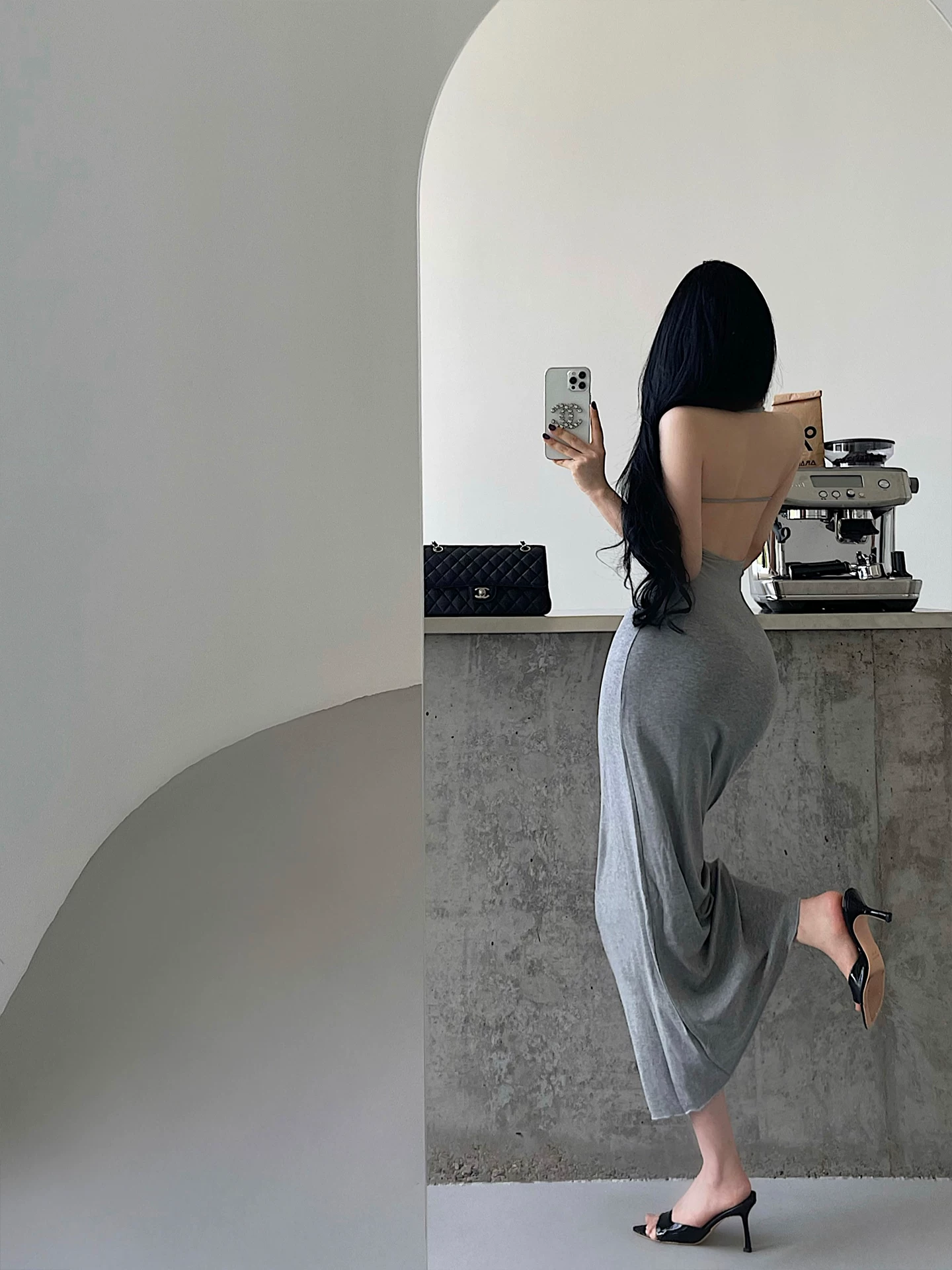 Váy dài ôm sát, không tay, cổ halter, khoe lưng gợi cảm, tôn dáng của YoungGirlDay Kardashian.