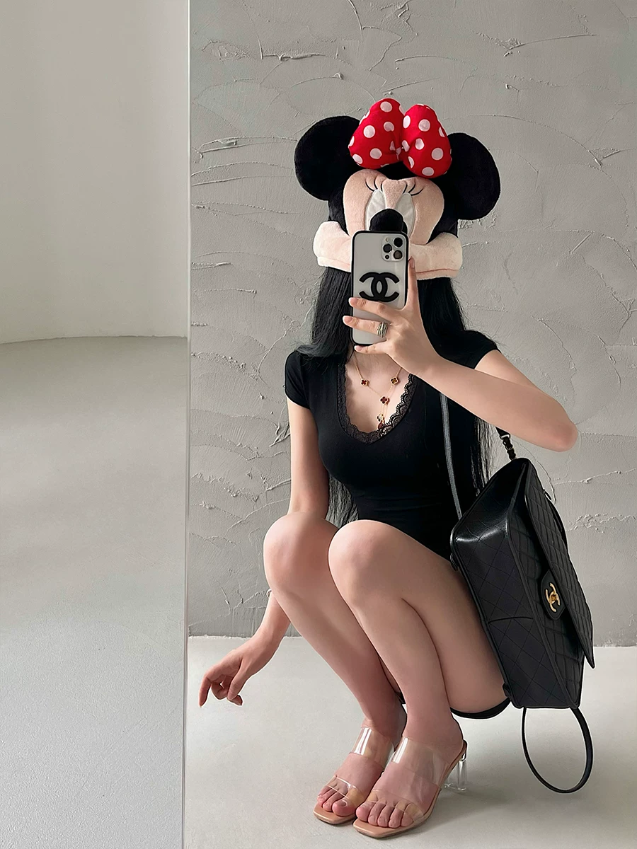 Áo thun crop top ngắn tay, cổ chữ V, viền ren, ôm sát, ngọt ngào và thanh lịch của YoungGirlDay, lộ rốn và tay áo ngắn.
