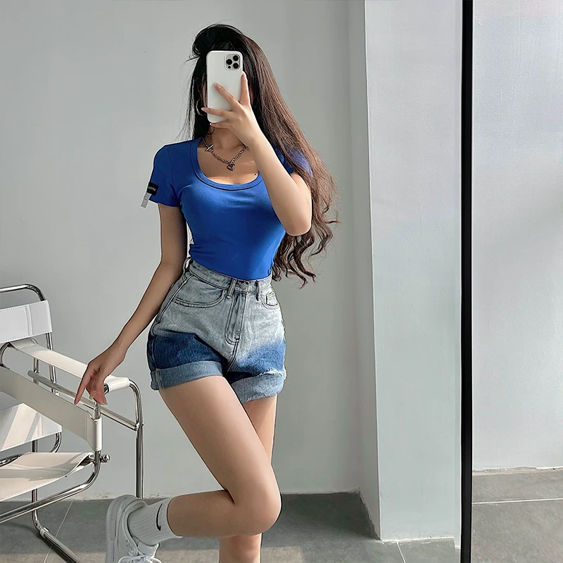 Áo crop top ngắn ôm sát cổ chữ U gợi cảm của YoungGirlDay, lộ rốn và tay áo ngắn, màu trơn.