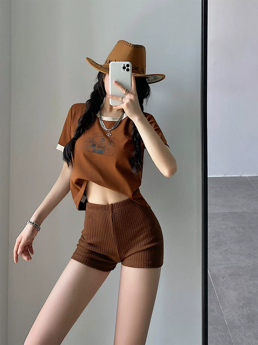YoungGirlDay Áo crop top ngắn dáng rộng kiểu Mỹ, cổ tròn in họa tiết và tay áo ngắn màu tương phản, áo thun thường ngày