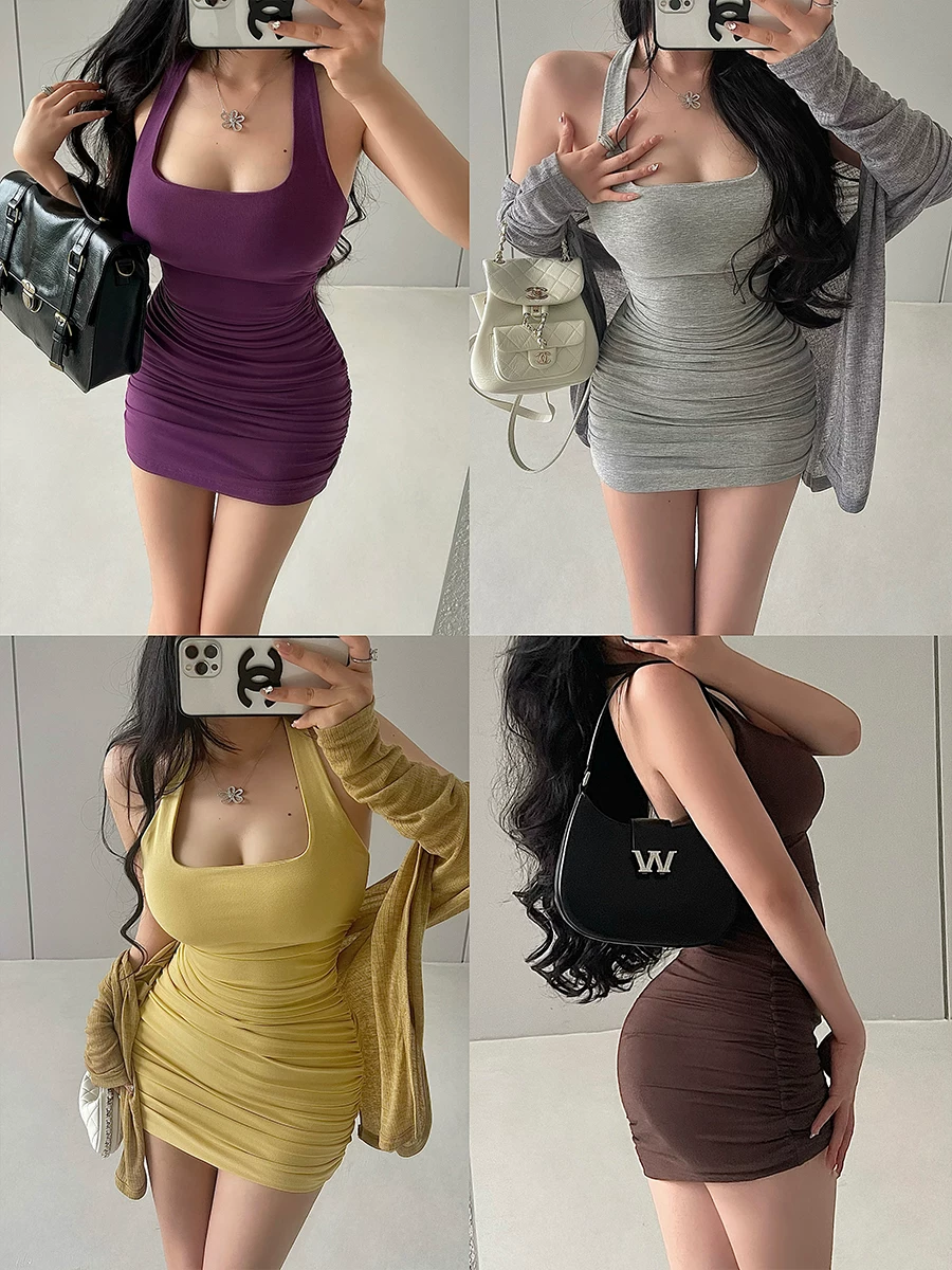 YoungGirlDay váy cổ yếm ôm sát, hở lưng gợi cảm, có chân váy ngắn ôm hông và miếng đệm ngực.