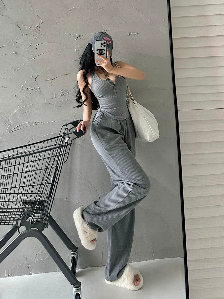 Bộ đồ nữ phong cách hot girl gợi cảm, áo quây không lưng, quần dài lưng cao, dáng rộng, thoải mái.
