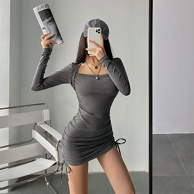 YoungGirlDay Váy ôm sát gợi cảm phong cách Âu Mỹ với thiết kế hở vai, dây rút, tay áo dài xếp nếp và kiểu dáng ôm sát cơ thể.
