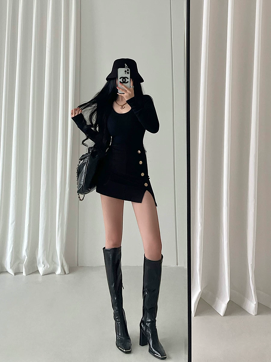 YoungGirlDay váy ngắn ôm sát eo cao gợi cảm, có nút trang trí, xẻ tà bên hông, ôm sát hông