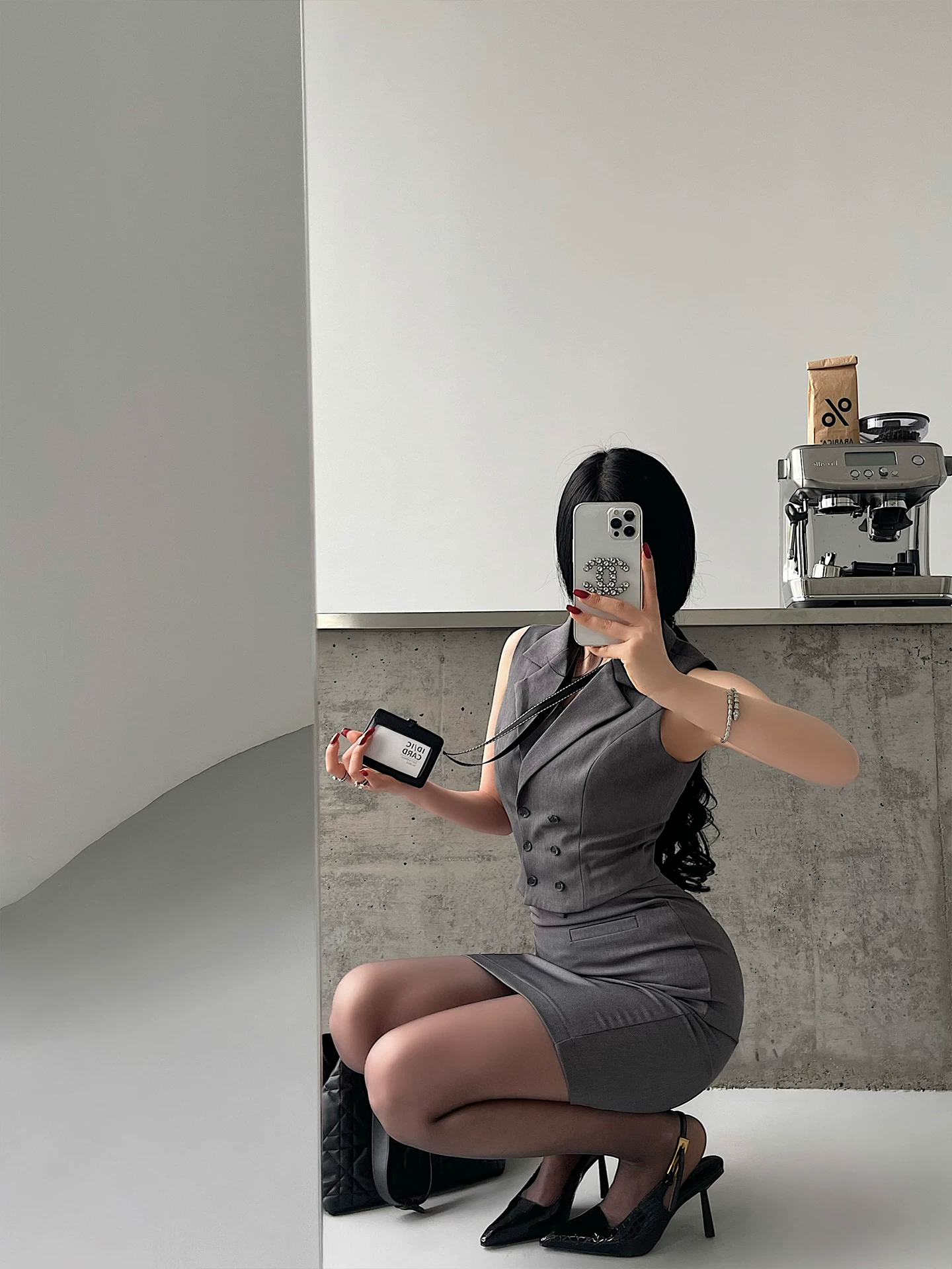 YoungGirlDay phong cách OL trưởng thành và thông minh, bộ vest hai hàng khuy, chân váy ôm sát eo cao