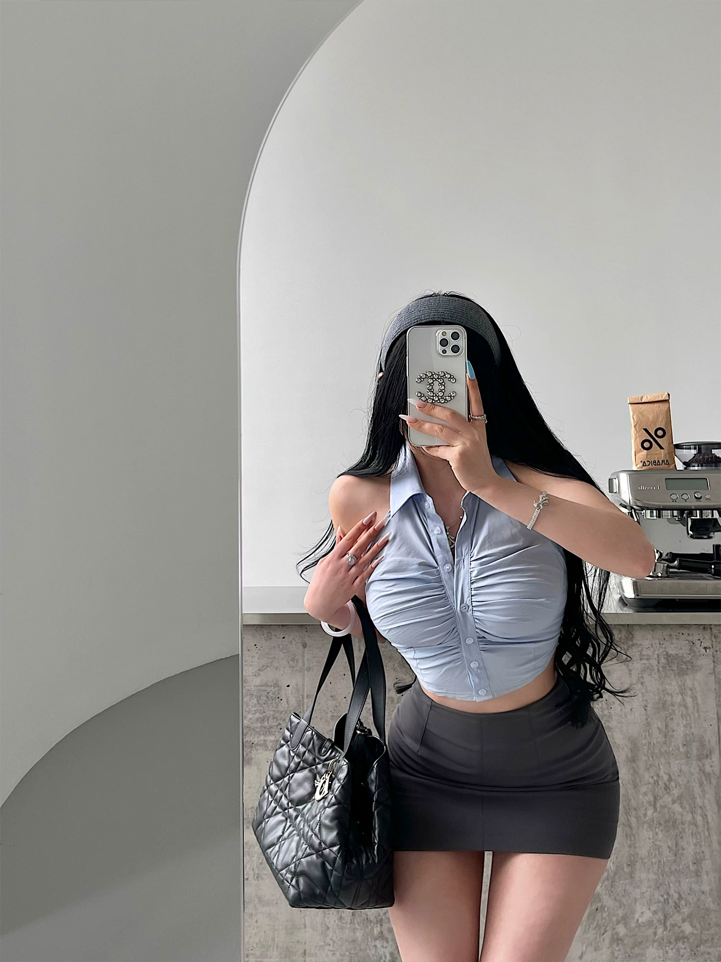 YoungGirlDay khao khát thuần khiết, áo crop top ngắn xếp ly nâng ngực gợi cảm, có cổ áo sơ mi và áo vest không tay.