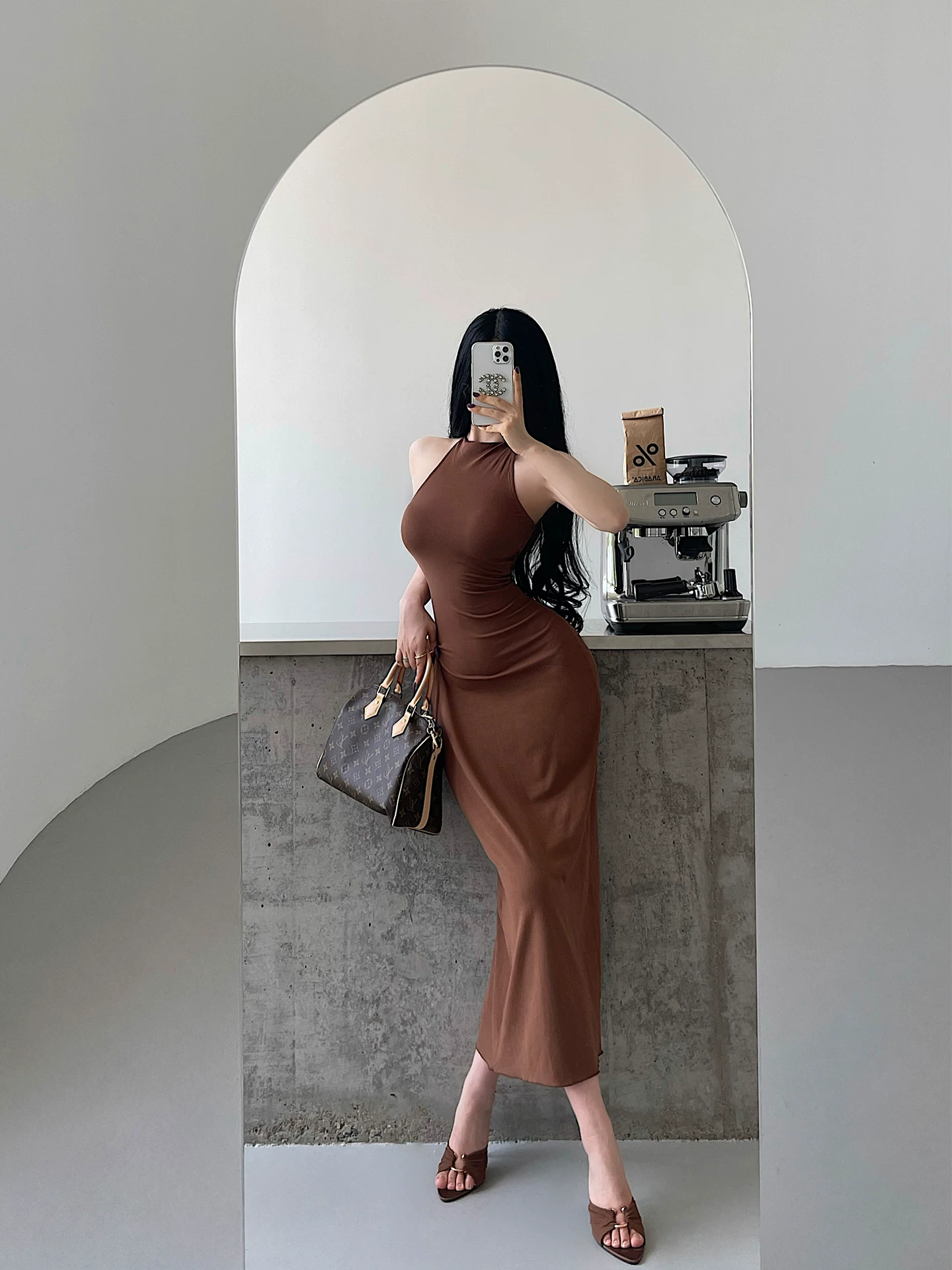 Váy dài ôm sát, không tay, cổ halter, khoe lưng gợi cảm, tôn dáng của YoungGirlDay Kardashian.