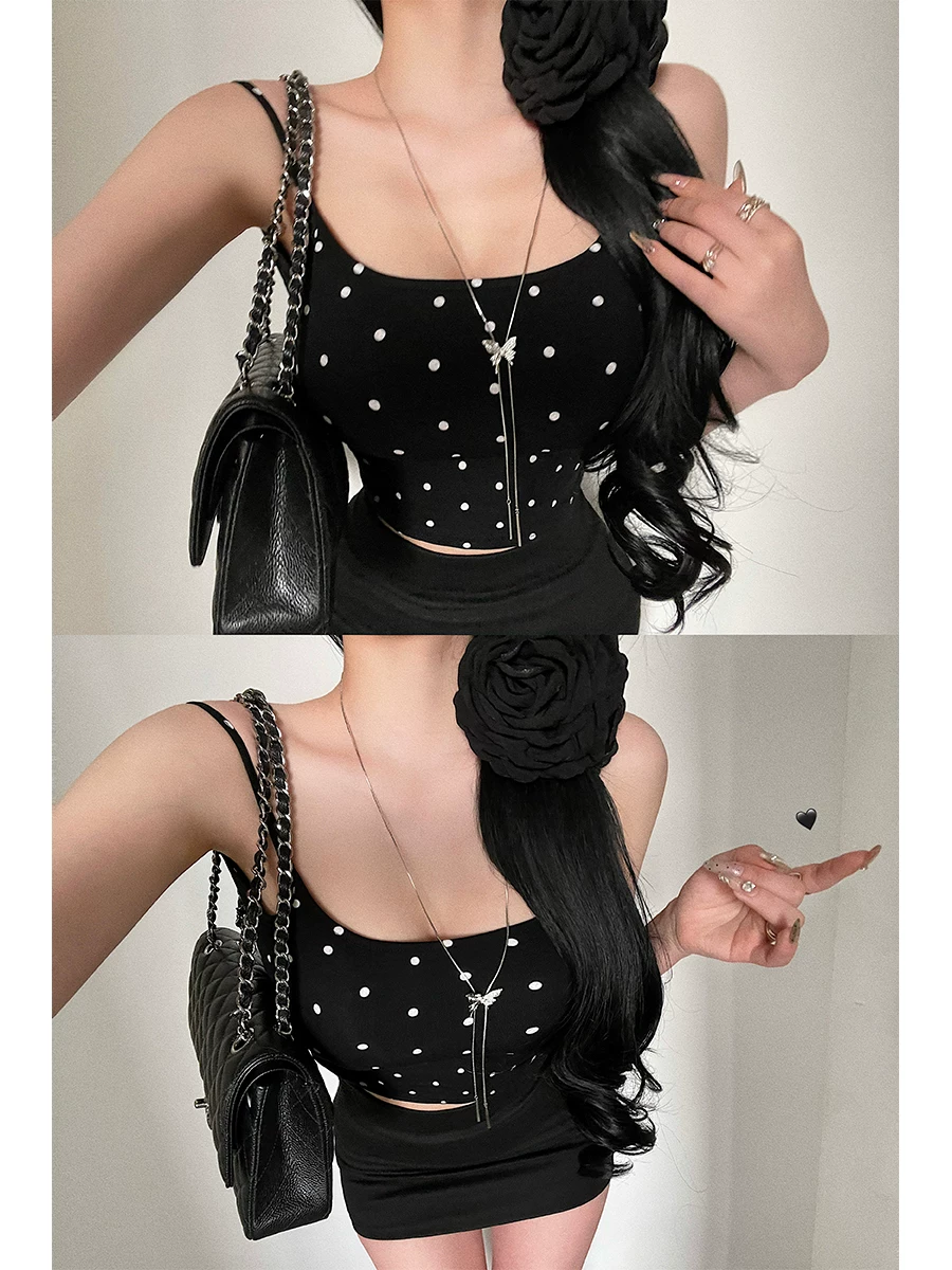 Áo crop top ngắn bó sát, chấm bi, gợi cảm, hở lưng, có mút ngực, phong cách YoungGirlDay thuần khiết quyến rũ.