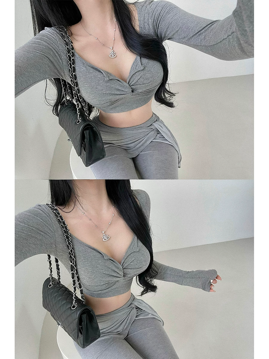 YoungGirlDay thuần khiết gợi cảm, thiết kế cổ chữ V sâu, thắt nút xoắn, làm nổi bật vòng một, ôm sát dáng người, kiểu dáng ngắn, lộ rốn, áo thun dài tay.