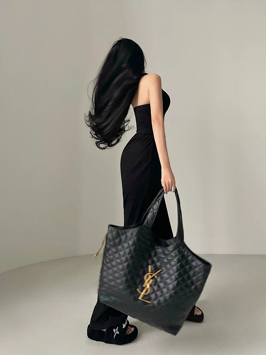 Bộ đồ nữ phong cách hot girl gợi cảm, áo quây không lưng, quần dài lưng cao, dáng rộng, thoải mái.