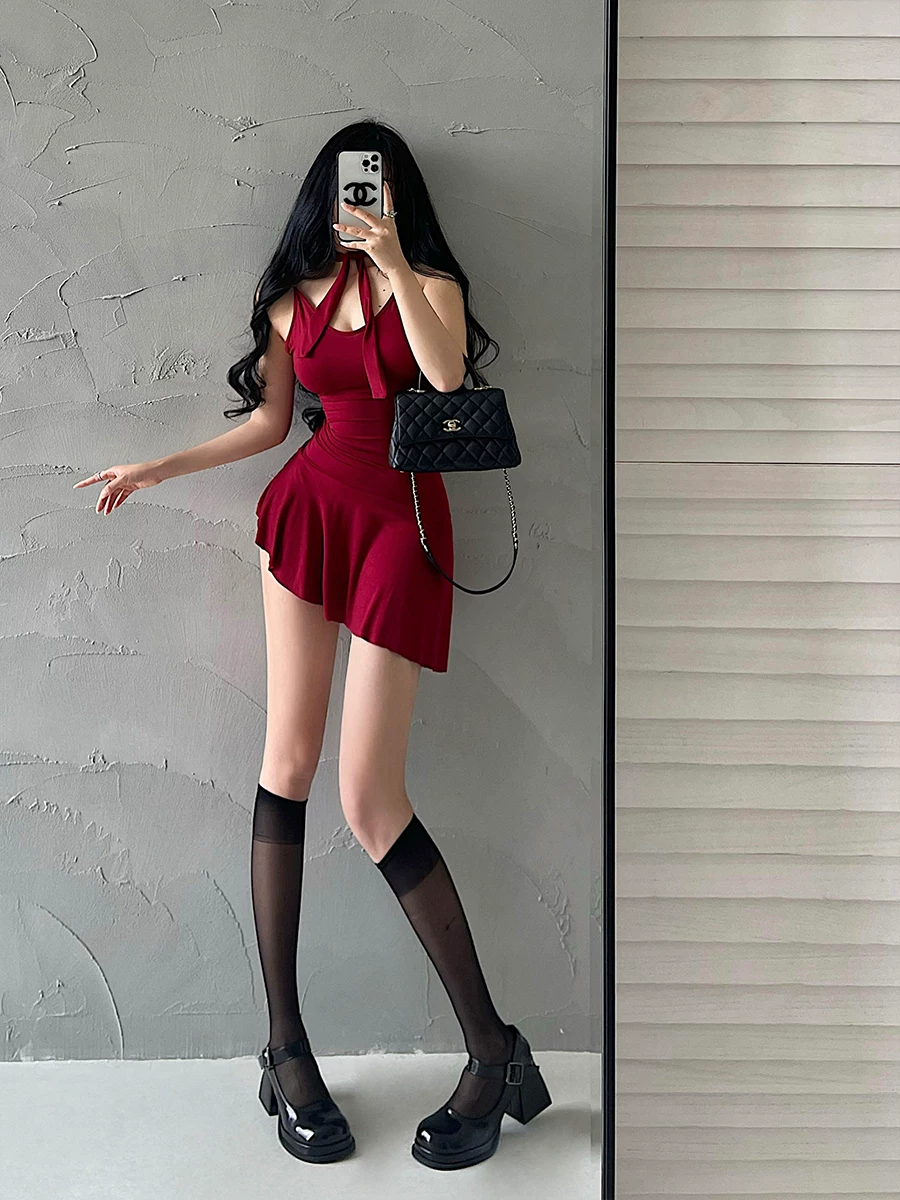 YoungGirlDay váy ôm sát cổ có dây đeo cổ gợi cảm, thiết kế ôm sát hông với chân váy ngắn không đều.